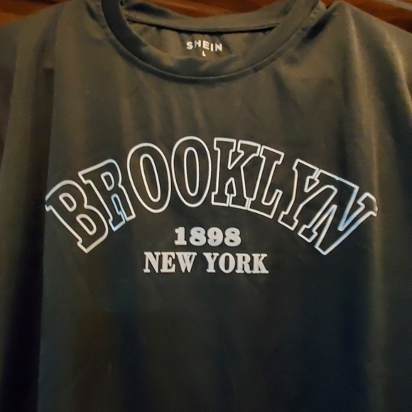 Shein,.Women's size Large, Cropped, short sleeve top, never worn, perfect shape - Picture 3 of 4